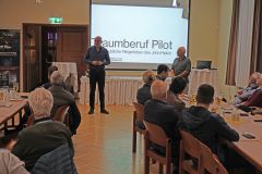 Chris Barszczewski, Aviator.at, pr�sentiert sein neuestes Buch bei der Sterischen Motorflugunion in dem Feldkirchner Hof